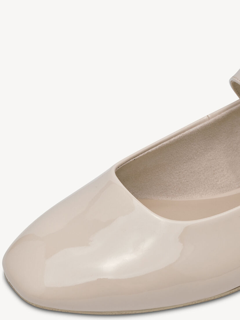Detail van glad beige lak Mary Jane ballerina materiaal